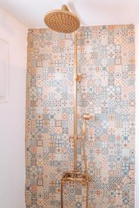 a shower in a bathroom with a wall at Cá Estamos ~ Hortacasa Portugal in Santiago do Cacém