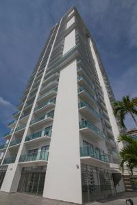 ein hohes Gebäude mit einem weißen Turm in der Unterkunft Luxury Infinitum in Cartagena de Indias