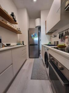 A kitchen or kitchenette at The secret window on the river Arno