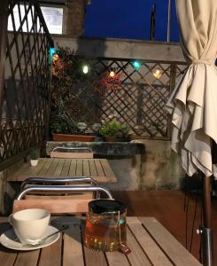 un patio al aire libre con mesas y sillas por la noche en Residenza Quaggio Ca' Grimani en Venecia
