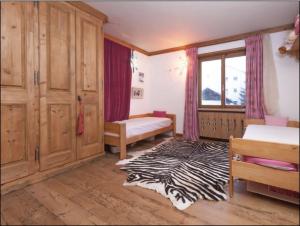 Un pat sau paturi într-o cameră la Apartment in villa in the heart of Sankt Moritz-Dorf