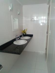 A bathroom at Prainha com Varandas