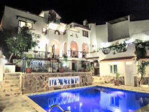 una piscina di fronte a una casa di notte di Villa Dreams a Selçuk