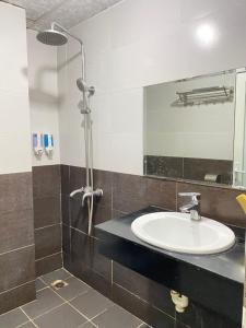 Phòng tắm tại OYO 1152 Huong Duong Hotel