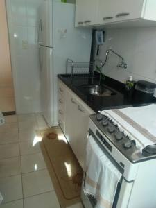 A kitchen or kitchenette at Prainha com Varandas