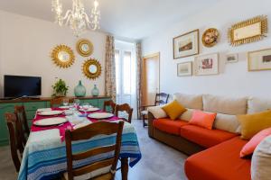 uma sala de estar com uma mesa e um sofá em El Balcon de MORET by Cadiz4Rentals em Cádiz