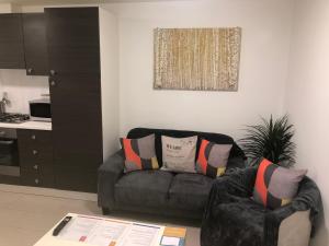 sala de estar con sofá y silla en 2 bedroom Large Town Centre Apartment FREE Parking, en Loughborough