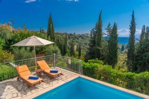 ein Swimmingpool mit zwei Stühlen und einem Sonnenschirm in der Unterkunft Villa Mounda Poseidon, Sea View Villa with pool in Ratzaklíon