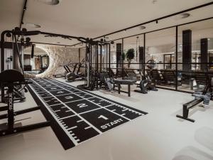 una palestra con tapis roulant e macchine in una stanza di Van der Valk Hotel Middelburg a Middelburg