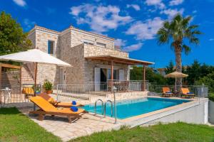 een villa met een zwembad en een huis bij Villa Mounda Apollon in Ratzaklíon