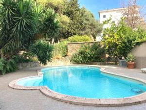 בריכת השחייה שנמצאת ב-Casa Galli- Belle villa coeur de ville avc piscine או באזור