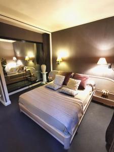 Кровать или кровати в номере Casa Galli- Belle villa coeur de ville avc piscine