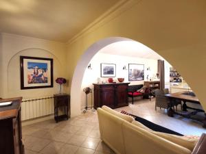 a living room with a couch and a table at Casa Galli- Belle villa coeur de ville avc piscine in Bastia