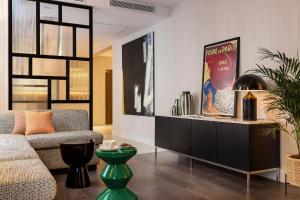 巴黎Hôtel Moderniste的带沙发和桌子的客厅