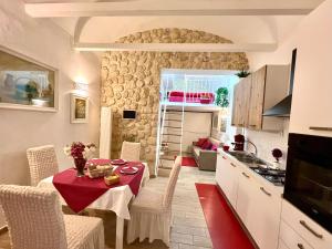 kuchnia i jadalnia ze stołem i krzesłami w obiekcie Le Chalet Palermo Centro w mieście Palermo