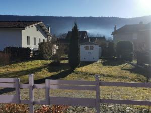 uma cerca branca em frente a um quintal com uma casa em Chalet entre lacs et montagnes em Saulxures-sur-Moselotte