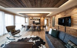 ein Wohnzimmer mit einem Sofa und einem Tisch in der Unterkunft LaMonte Luxury Apartments in Kitzbühel