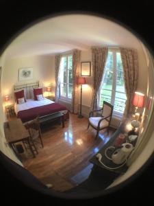 Habitación con vistas a un dormitorio con cama y sala de estar. en Maison de vacances _ Le Bas Manoir en Bretteville-sur-Odon