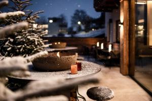 un tavolo con candele sul balcone di notte di LaMonte Luxury Apartments a Kitzbühel