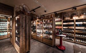 un negozio di vini con molte bottiglie di vino di LaMonte Luxury Apartments a Kitzbühel