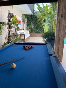 a pool table with two cuesticks on top of it at Pousada e Restaurante Manah in Propriá