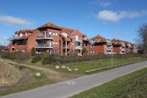 ein großes Backsteingebäude an der Seite einer Straße in der Unterkunft Kaiserhof Oceanview in Kellenhusen