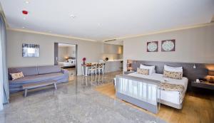 A seating area at Ramada Resort by Wyndham Bodrum