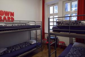 Uma cama ou camas num quarto em Clown and Bard Hostel