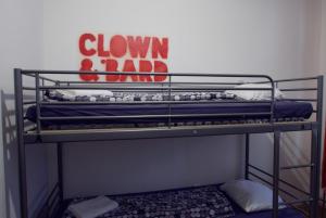 Uma cama ou camas num quarto em Clown and Bard Hostel
