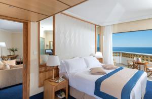Postel nebo postele na pokoji v ubytování Constantinou Bros Athena Royal Beach Hotel