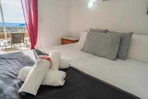 ein Schlafzimmer mit einem Bett mit zwei Kissen darauf in der Unterkunft Villa Vista Lux, Piscina privada y zona exterior con vista Mar in Tossa de Mar