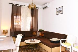 ein Wohnzimmer mit einem Sofa und einem Tisch in der Unterkunft Apartman centar blizina Kastela i Splava in Banja Luka