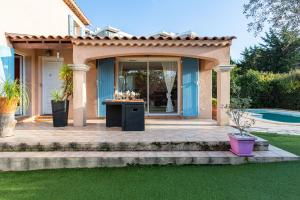 ein Haus mit einer Terrasse und einem Pool in der Unterkunft La Calanque in Marseille