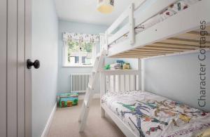 מיטה או מיטות קומותיים בחדר ב-Willow Vale