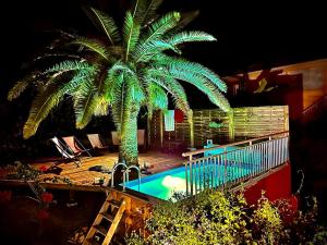 المسبح في Rose phoenix appartement terrasse et piscine vue mer أو بالجوار