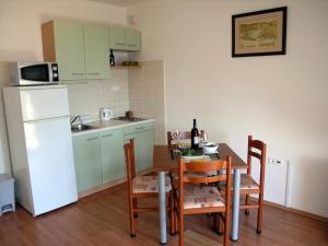Kuchyň nebo kuchyňský kout v ubytování Apartment in Okrug Gornji with sea view, terrace, air conditioning, WiFi 5069-3