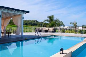 una piscina con pergolato e patio di Jnane Yemma a Tangeri