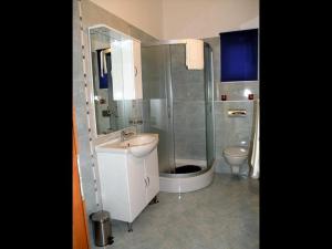 Koupelna v ubytování Apartment in Okrug Gornji with sea view, terrace, air conditioning, WiFi 5069-4