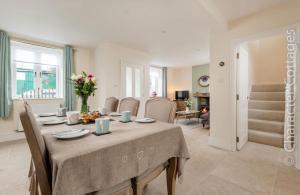 een eetkamer met een tafel en stoelen bij Wall Cottage in Burford +21 foto's