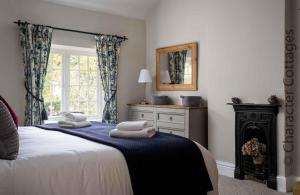 Postel nebo postele na pokoji v ubytování Jackdaw Cottage