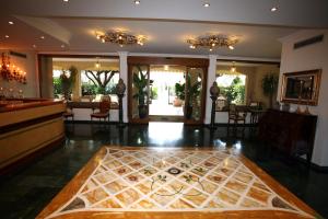 a lobby with a table in the middle of a room at Hotel Atlantico in Castiglioncello