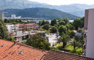 vistas a una ciudad con montañas en el fondo en Gospostina Apartment, en Budva