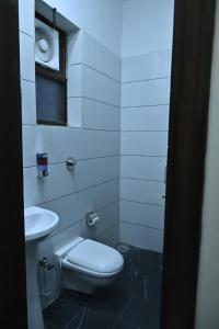 a bathroom with a toilet and a sink at GUNTAS RESIDENCY in Amritsar +16 photos