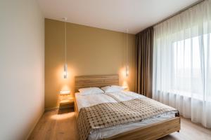 Katil atau katil-katil dalam bilik di Hotel Miķelis