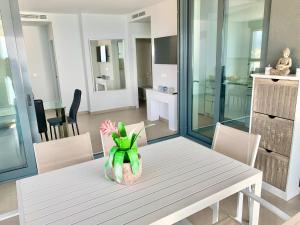 a white table with a plant on top of it at Apartamento Infinium I - Exclusivo - Inmodream Calpe in Ifach