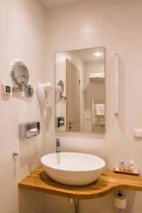 Bilik mandi di Hotel Miķelis