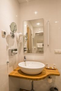 Bilik mandi di Hotel Miķelis