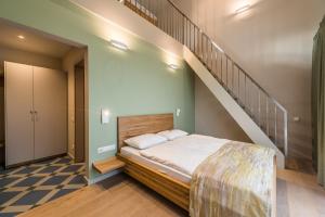 Säng eller sängar i ett rum på Hotel Miķelis