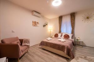 1 dormitorio con 1 cama y 1 silla en Cosy&Private,30sec walk to MainSquare, Heart of Zagreb en Zagreb