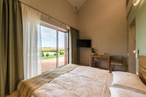 Katil atau katil-katil dalam bilik di Hotel Miķelis